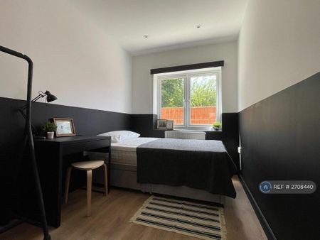 1 bedroom in a flat share to rent - Photo 3