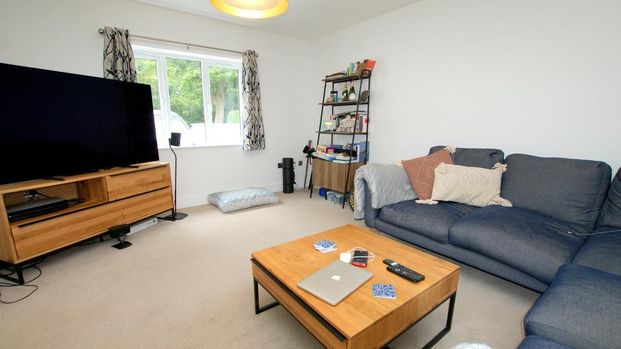 4 bedroom semi-detached house to rent - Photo 1