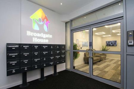 Self Contained Apartment - Broadgate House, NG9 - Photo 4