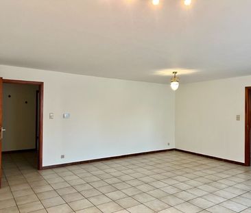 NABIJ UZ GENT, GELIJKVLOERSAPPARTEMENT MET 2 SLAAPKAMERS EN GARAGE. - Photo 2