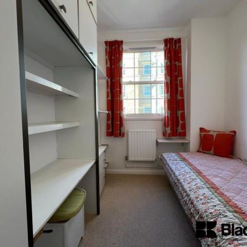 Bright and Spacious Three Bedroom Apartment in the Heart of London Bridge - Photo 1