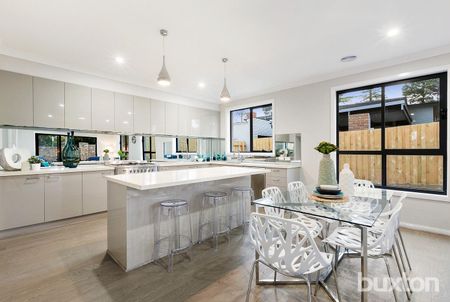 FREESTANDING TOWNHOUSE IN PRIME BEACHSIDE LOCATION - Photo 3