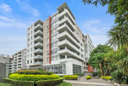 Quality modern apartment situated in this desirable location in the heart of Maroubra - Photo 2