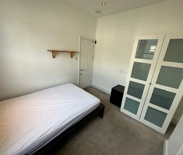 Room in a Shared House, Khama Rd, SW17 - Photo 3