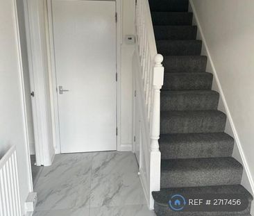 4 bedroom semi-detached house to rent - Photo 6