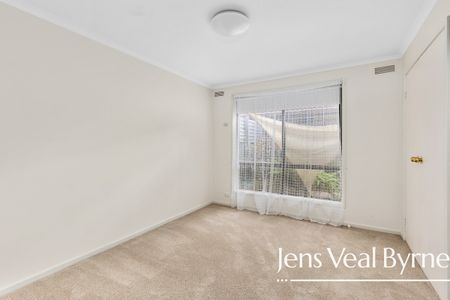 Lake Wendouree, 2BR, walk everywhere, light filled, cosy, 2 blocks from our beautiful Lake - Photo 2