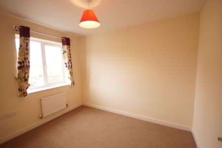 3 bedroom Semi-Detached House to let - Photo 4