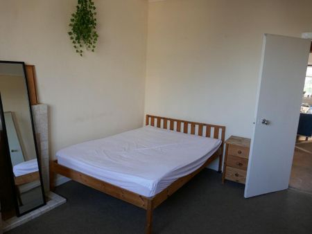 5 bedroom flat to rent - Photo 4