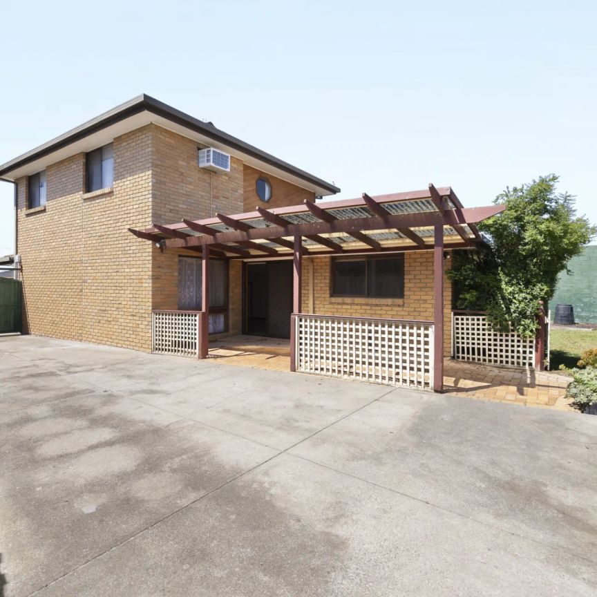 Spacious 5 Bedroom Family Home awaits! - Photo 1