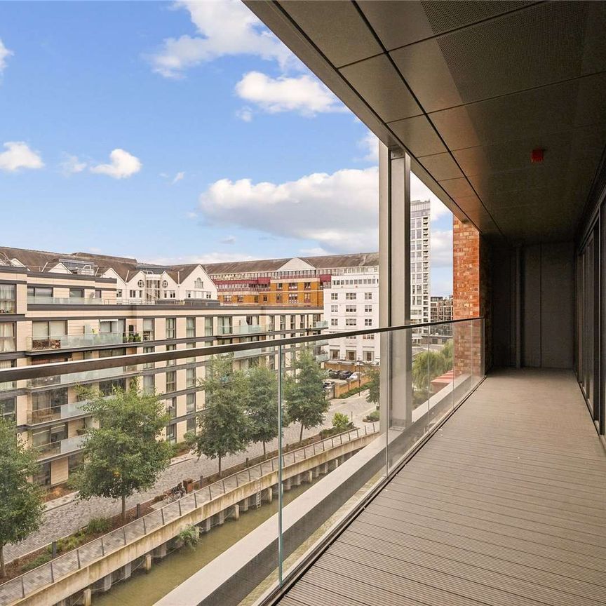 A sensational 3-bedroom apartment in the Powerhouse, Chelsea Waterfront, with its extraordinary vista of the Thames. - Photo 1