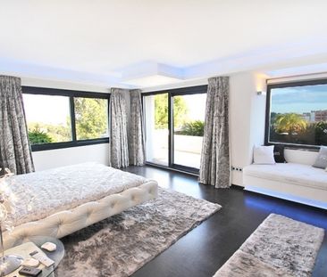 Luxurious designer villa with sea views in Bendinat - Photo 3