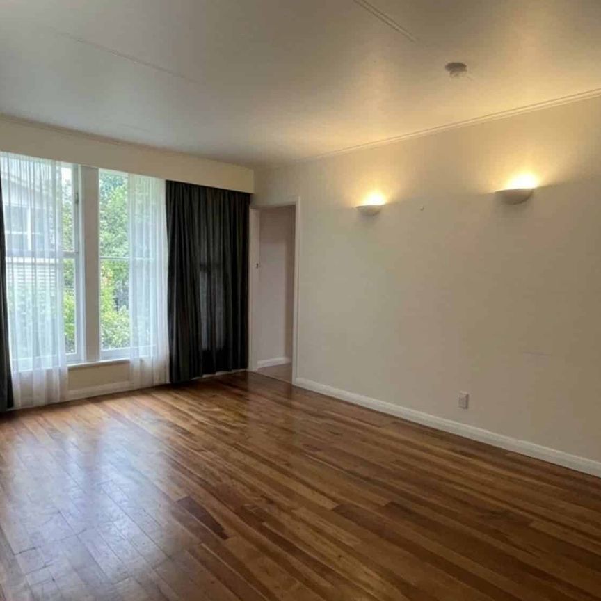 Spacious 4-Bedroom Family Home with Sunroom in... - Photo 1
