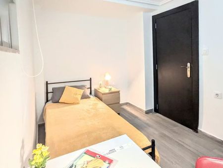 Carrer de Bailén, Burjassot, Valencian Community 46100 - Photo 2