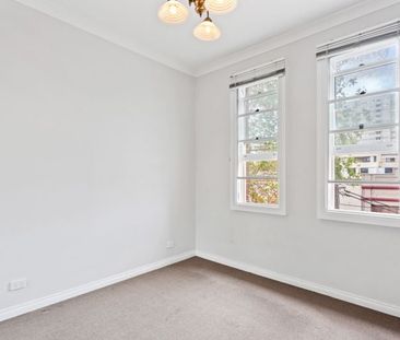 Prime inner-city location with excellent transport links - Photo 2