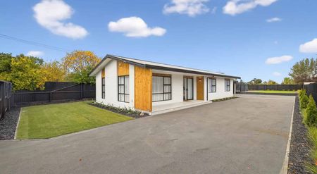 Large section with triple garaging! - Photo 3