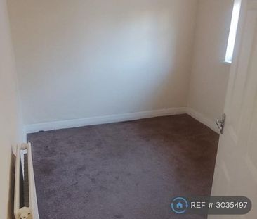 4 bedroom semi-detached house to rent - Photo 2
