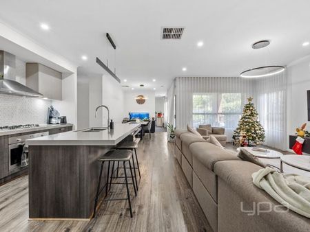 BEAUTIFUL 4 BEDROOM HOME IN AINTREE - Photo 2