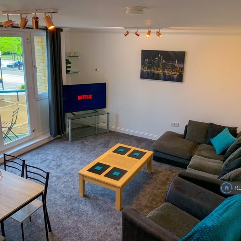 1 bedroom in a flat share to rent - Photo 1