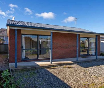 Sunny & Stylish Townhouse, Prime Location - Photo 4