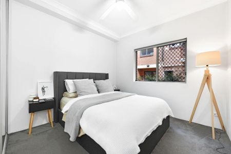 Exceptionally located, renovated apartment overlooks Park Road - Photo 2