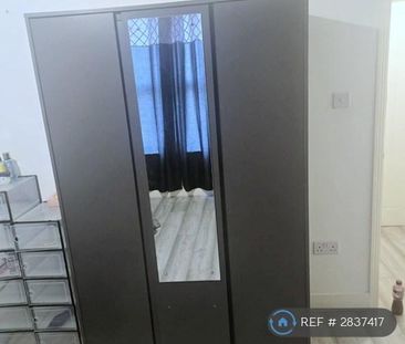 1 bedroom in a flat share to rent - Photo 5