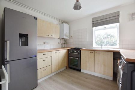 2 bedroom ground floor flat to rent - Photo 2