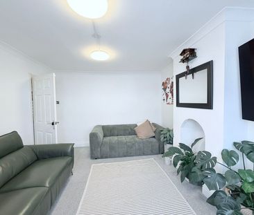 4 bed Mid Terraced House for Rent - Photo 4