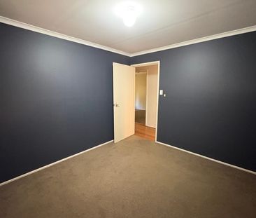 COMFORTABLE & SPACIOUS HOME ON A GENEROUS BLOCK! - Photo 1