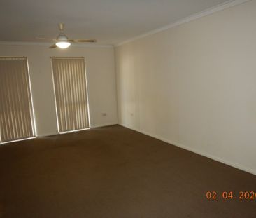 THORNLIE – 2x1 – CONVENIENT DUPLEX LIVING - Photo 3
