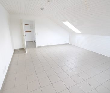 Dachgeschoss-Wohnung in Stadtnähe - Photo 3