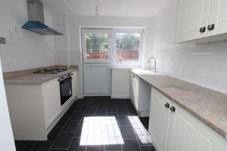 3 bedroom end of terrace house to rent - Photo 5