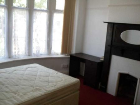 4 bedroom semi-detached house to rent - Photo 5