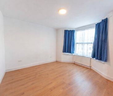 Room in a Shared House, Macaulay Road, E6 - Photo 4