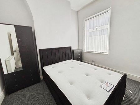 4 bedroom terraced house to rent - Photo 5