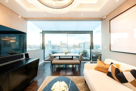 We are delighted to offer a stunning two-bedroom apartment with a conservatory and private terrace with spectacular views over Kensington. The apartment is situated within a super prime Georgian building. EPC rating: B - Photo 5