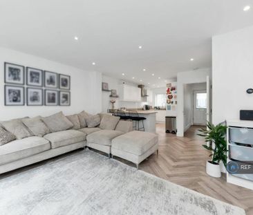 4 bedroom semi-detached house to rent - Photo 1