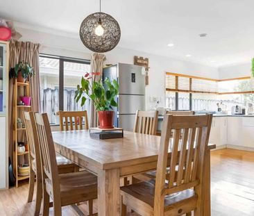 Stunning Brick & Tile Family Home in Prime Bot... - Photo 3