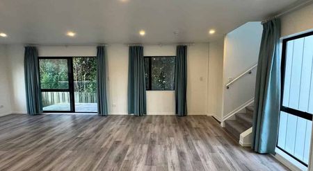 Spacious modern family home with private balcony - Photo 2