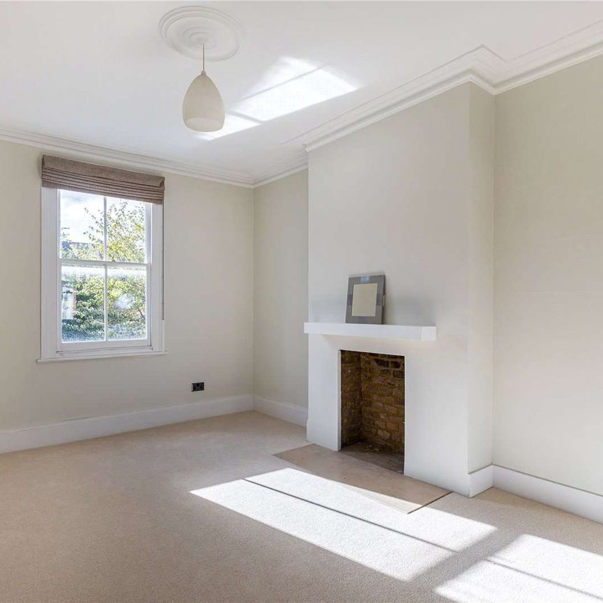 Three bedroom maisonette with private west facing garden. - Photo 1
