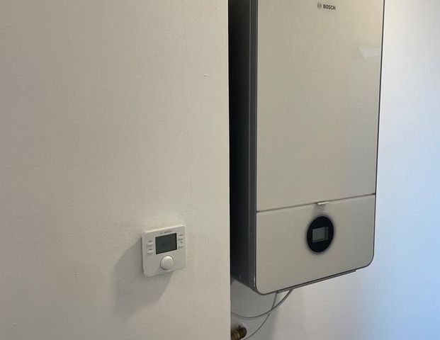 Helle sanierte Dachgeschoss Wohnung mit Einbauküche - Foto 1