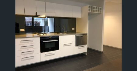 Modern Ground-Floor One-Bedroom Apartment in Prime Camperdown Location - Photo 4