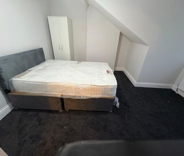 4 Bed Terraced House, Harehills Place, LS8 - Photo 3