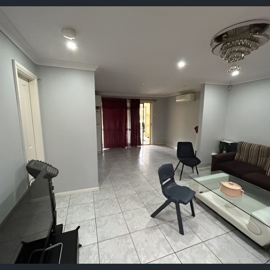 Ideal 3-bedroom Townhouse! - Photo 1