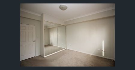 SPACIOUS, LIGHT-FILLED APARTMENT IN THE HEART OF CASTLE HILL - Photo 3