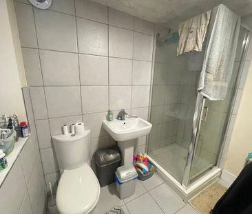 1 bedroom in a house share to rent - Photo 4