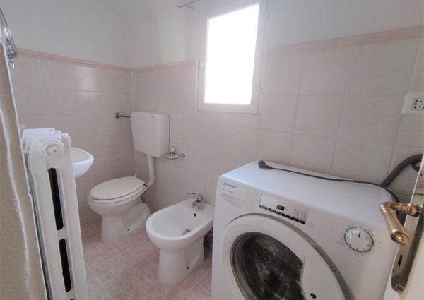 Ampio appartamento con terrazzino libero da metà marzo 2026 !