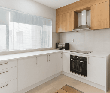 Fully furnished home in Otara! - Photo 2