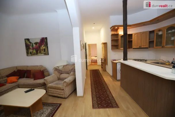 Krásný útulný byt 2+kk ve druhém patře cihlové budovy s výtahem v centru Karlových Varů s geniem loci - Фото 1