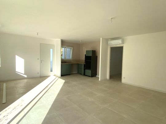 Location Maison 3 pièces 80m² THEZAN DES CORBIERES 11200 - Photo 1