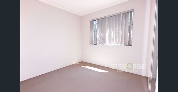 Ultra-convenient, Unbeatable Location - Photo 1